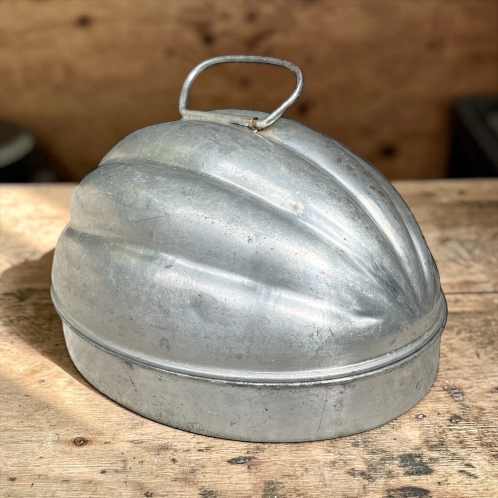 Vintage Aluminum Acorn Melon Ribbed Cake Bread Pudding Jello Mold, 7.75”